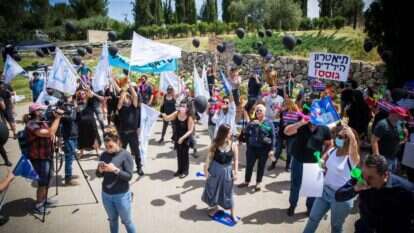 הפגנת עולם התרבות והאירועים במחאה על הקפאת פעילותם. | אורן בן חקון