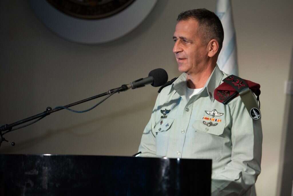 הרמטכ"ל רא"ל אביב כוכבי. | דו"צ