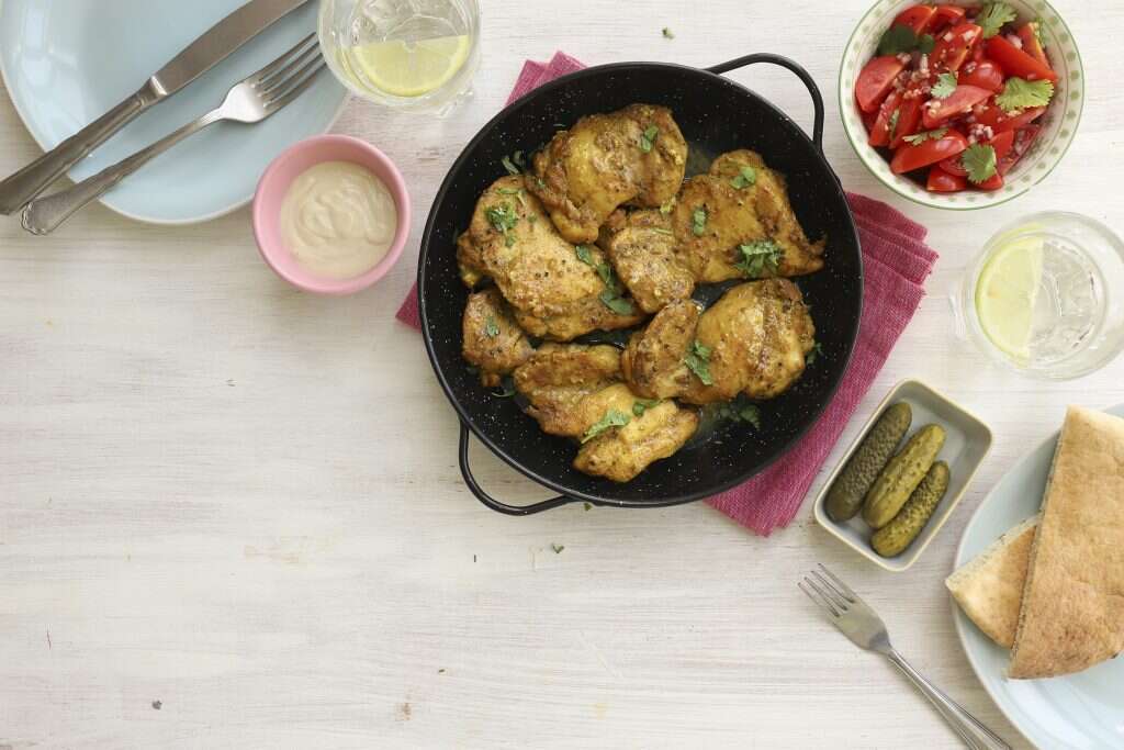 שווארמה פרגיות עם טחינה וסלט עגבניות. | אפרת ליכטנשטט