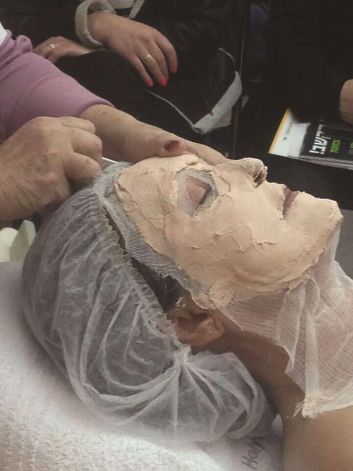 טיפול פנים במסכת חימר מסדרת ויטאלייז מבית מותג הקוסמטיקה המקצועית HL. | יחצ