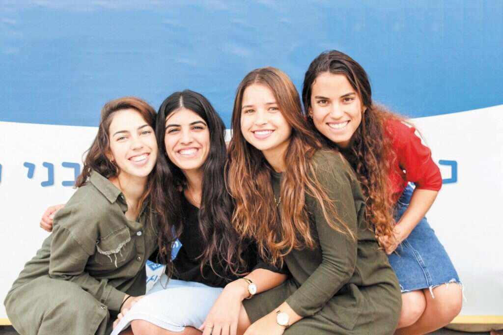 מימין לשמאל: אסתר, תמר, שילת ושירה