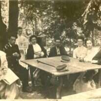 כתב על מכורתו אודסה, שבה נולד והתחנך ובה פגש את אשתו לעתיד. זאב ויוענה ז'בוטינסקי (משמאל) עם קבוצת חברים בעיר אודסה, 1910. | באדיבות ארכיון מכון ז'בוטינסקי בישראל