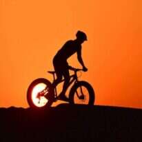 רוכב אופניים במדבר אל-קודרה בדובאי. | AFP