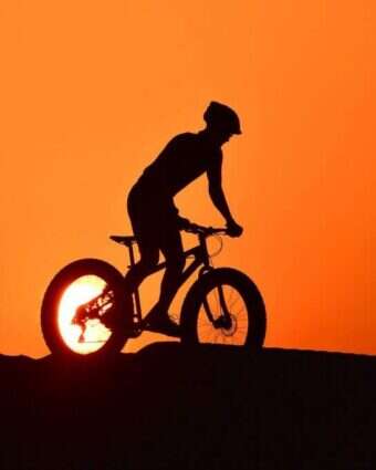 רוכב אופניים במדבר אל-קודרה בדובאי. | AFP