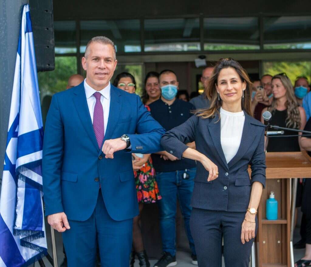 אורית פרקש־הכהן וגלעד ארדן בטקס חילופי השרים במשרד לעניינים אסטרטגיים. | יונתן האורסטוק