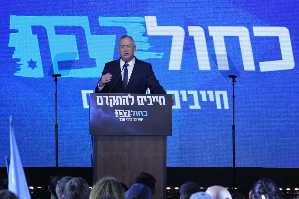 בני גנץ במטה כחול לבן.