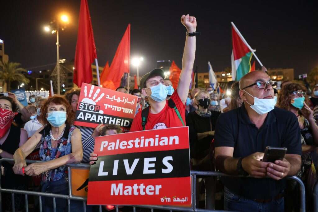 "להסתער על הציבור הישראלי". הפגנת השמאל בתל־אביב בשבת שעברה. | EPA "להסתער על הציבור הישראלי". הפגנת השמאל בתל־אביב בשבת שעברה. | EPA