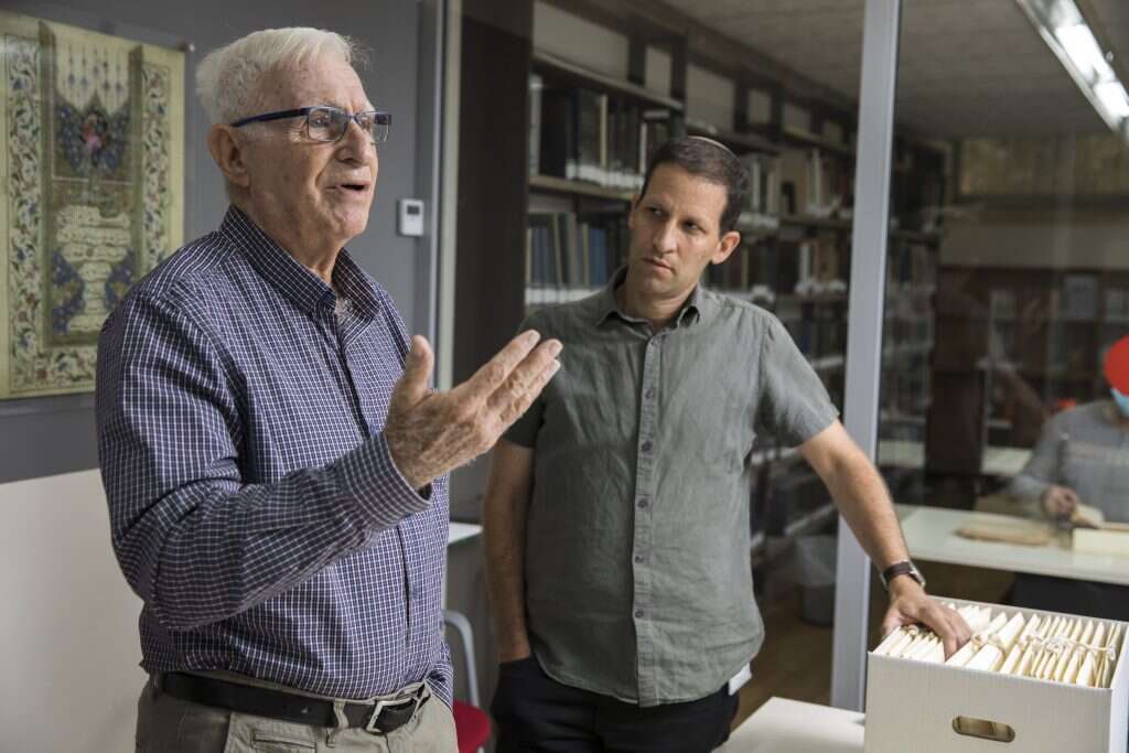 מכיוון שאבא היה צנוע, הוא פשוט נעלם". מיכה רטנר מעביר מסמכים למתן ברזילי מהספרייה הלאומית. | אוליבייה פיטוסי, פלאש 90