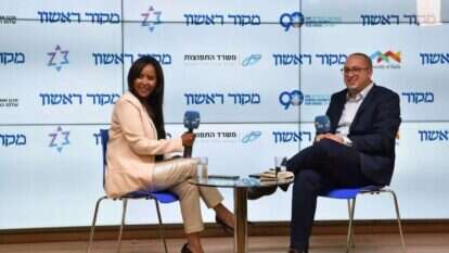 משפחה רחבה ורבת משתתפים. כתב התפוצות של מקור ראשון צביקה קליין מראיין את שרת העלייה והקליטה פנינה תמנו־שטה. | צביה כצמן, לע"מ משפחה רחבה ורבת משתתפים. כתב התפוצות של מקור ראשון צביקה קליין מראיין את שרת העלייה והקליטה פנינה תמנו־שטה. | צביה כצמן, לע"מ