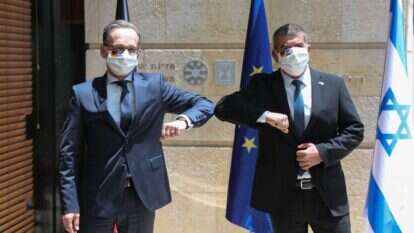 שר החוץ גבי אשכנזי עם מקבילו הגרמני הייקו מאס בפגישתם, השבוע. | EPA