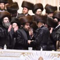 הרב מייזליש (מוחא כף משמאל) בחתונת נכדת האדמו"ר מוויז'ניץ (יושב מימין), אילוסטרציה. | משה גולדשטיין, בחדרי חרדים