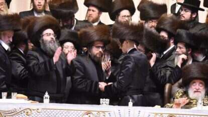 הרב מייזליש (מוחא כף משמאל) בחתונת נכדת האדמו"ר מוויז'ניץ (יושב מימין), אילוסטרציה. | משה גולדשטיין, בחדרי חרדים