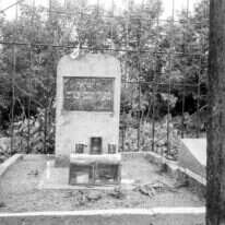 המקום שהיה מוזנח ומבודד הפך למוקד עלייה לרגל. קבר הבעל שם טוב במז'יבוז', 1988 . | המכון למדעי היהדות בסנט פטרבורג I.Gorenshtein