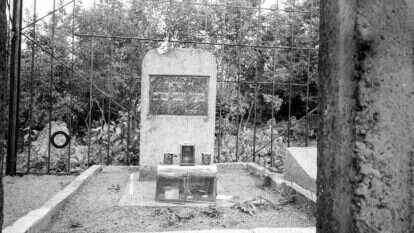 המקום שהיה מוזנח ומבודד הפך למוקד עלייה לרגל. קבר הבעל שם טוב במז'יבוז', 1988 . | המכון למדעי היהדות בסנט פטרבורג I.Gorenshtein