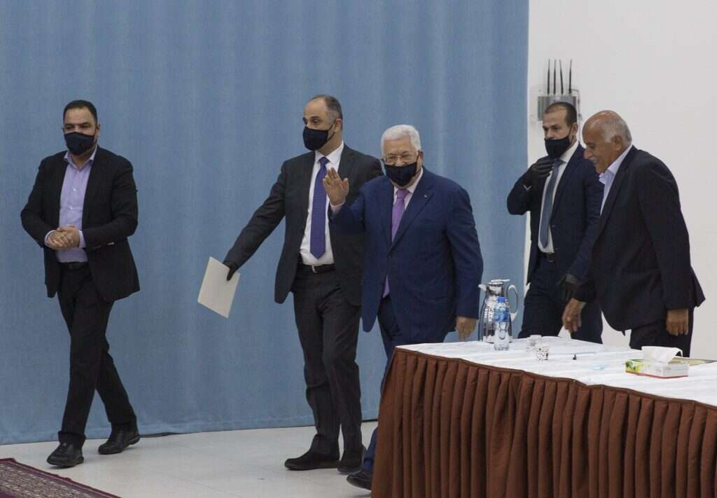 אבו־מאזן בדרכו לישיבת ההנהגה הפלסטינית ברמאללה, בחודש הקודם. | EPA