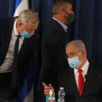 נתניהו וגנץ בישיבת ממשלה. | EPA