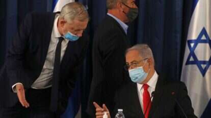 נתניהו וגנץ בישיבת ממשלה. | EPA נתניהו וגנץ בישיבת ממשלה. | EPA