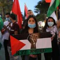 משתתפי ההפגנה הניפו הרבה יותר דגלים פלסטיניים מדגלי ישראל. | EPA