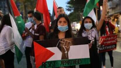 משתתפי ההפגנה הניפו הרבה יותר דגלים פלסטיניים מדגלי ישראל. | EPA