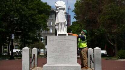 עלייתם ונפילתם של הנאורות והמודרניזם. אנדרטה במסצ'וסטס לזכר כריסטופר קולומבוס שהושחתה. | AFP