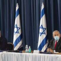 נתניהו וגנץ בישיבת קבינט. | EPA