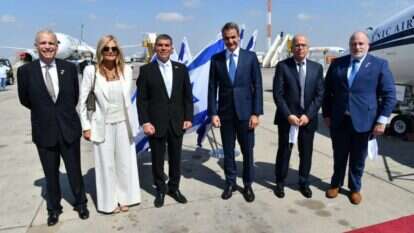 ראש ממשלת יוון (שלישי מימין) הגיע לביקור בישראל. | שלומי אמסלם משרד החוץ ראש ממשלת יוון (שלישי מימין) הגיע לביקור בישראל. | שלומי אמסלם משרד החוץ