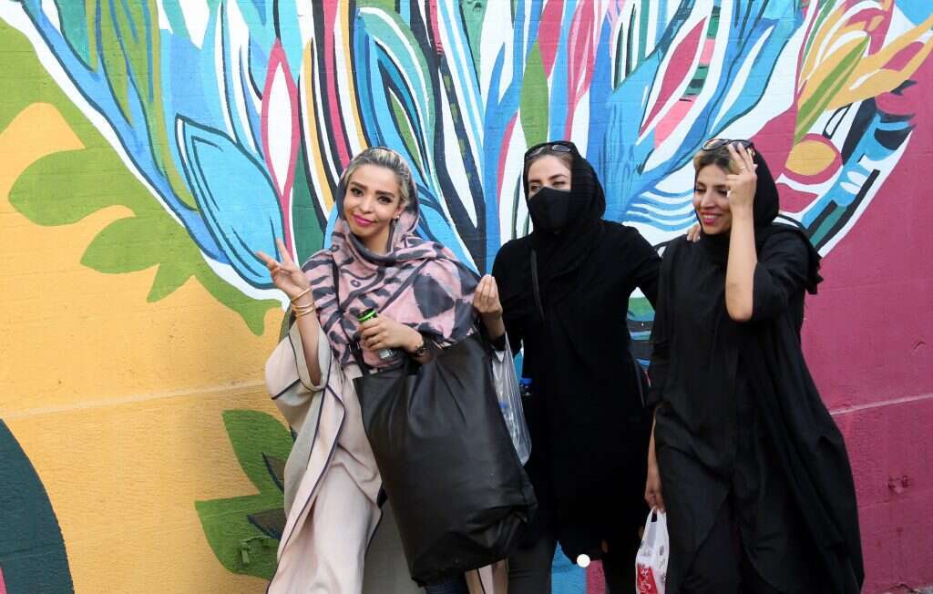 לשמוע מוזיקה מערבית זו בעיה. צעירות באיראן. | EPA