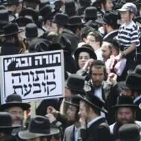 חובש הכיפה המזרחי הפך לשופט השנוא ביותר על המגזר החרדי. מחאה נגד בג"ץ עמנואל בירושלים, 2010. | מרים אלסטר, פלאש 90