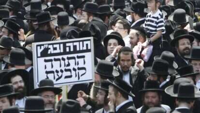 חובש הכיפה המזרחי הפך לשופט השנוא ביותר על המגזר החרדי. מחאה נגד בג"ץ עמנואל בירושלים, 2010. | מרים אלסטר, פלאש 90