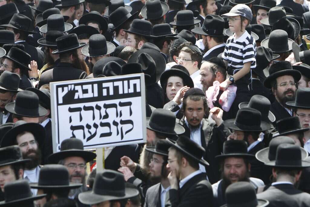 חובש הכיפה המזרחי הפך לשופט השנוא ביותר על המגזר החרדי. מחאה נגד בג"ץ עמנואל בירושלים, 2010. | מרים אלסטר, פלאש 90