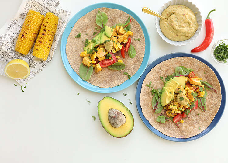 טורטייה סלמון אבוקדו באווירה מקסיקנית. | אפרת ליכטנשטט