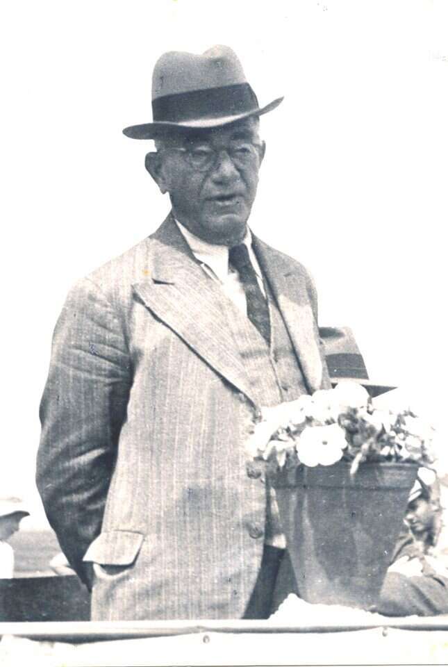 תמורה כספית לבעלים ושטח חליפי לפלאחים. ארתור רופין. | ארכיון בית יצחק שער חפר, מתוך אתר פיקיויקי