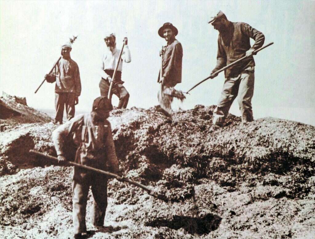 חקלאים ציונים בארץ ישראל ב־ 1909. | גטי אימג'ס