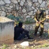 כוחות צה"ל עם המסתנן שנתפס. | דימה סולידקין