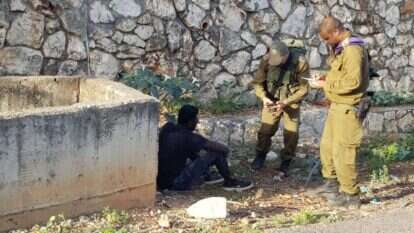 כוחות צה"ל עם המסתנן שנתפס. | דימה סולידקין כוחות צה"ל עם המסתנן שנתפס. | דימה סולידקין