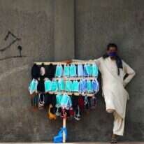 רוכל מסכות בפקיסטן. אילוסטרציה. | EPA