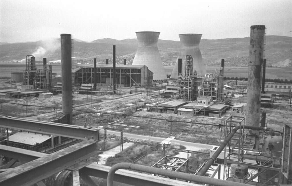 בתי הזיקוק במפרץ חיפה, 1949. | " לע"מ