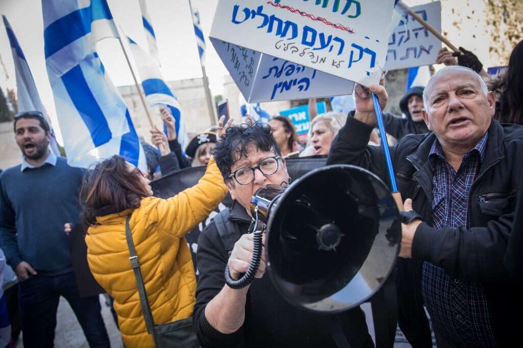 גם חיי יהודים נחשבים. שפי פז מפגינה. | פלאש 90