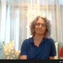 אחמד סומרקין עם רכזת המעקב של שלום עכשיו, חגית עופרן. | מסך: זום עם המשפחה