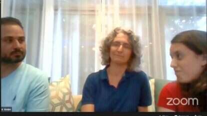 אחמד סומרקין עם רכזת המעקב של שלום עכשיו, חגית עופרן. | מסך: זום עם המשפחה