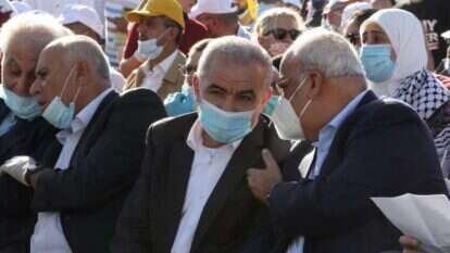 מוחמד אשתייה, ראש הממשלה הפלסטיני (שני מימין) משתתף בעצרת. | EPA