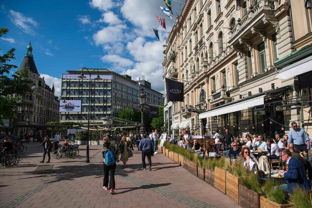 בלי חובת בידוד לבאים ממדינות אחרות. מבלים בשטוקהולם. | AFP