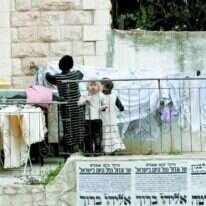 נחום המשיחי, גולדה המשוגעת וילדם המקפץ. המספר חוזר אל דמויות מהקהילה החרדית בבתי אונגרין. מאה שערים, 2008. | מרים צחי