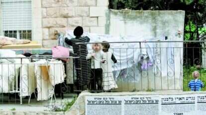 נחום המשיחי, גולדה המשוגעת וילדם המקפץ. המספר חוזר אל דמויות מהקהילה החרדית בבתי אונגרין. מאה שערים, 2008. | מרים צחי