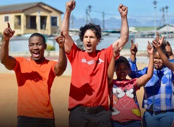 לעשות טוב עם כספי הזכייה. זון בפעילות הארגון שהקים, Grassroots Soccer. | Grassroot Soccer