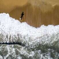 פָּסַעְתִּי עַל הַחוֹל, מִתְבּוֹנֶנֶת בַּיָּם הָאַחֲרוֹן. | EPA