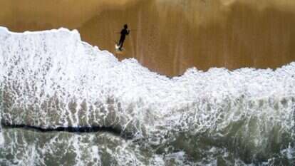 פָּסַעְתִּי עַל הַחוֹל, מִתְבּוֹנֶנֶת בַּיָּם הָאַחֲרוֹן. | EPA