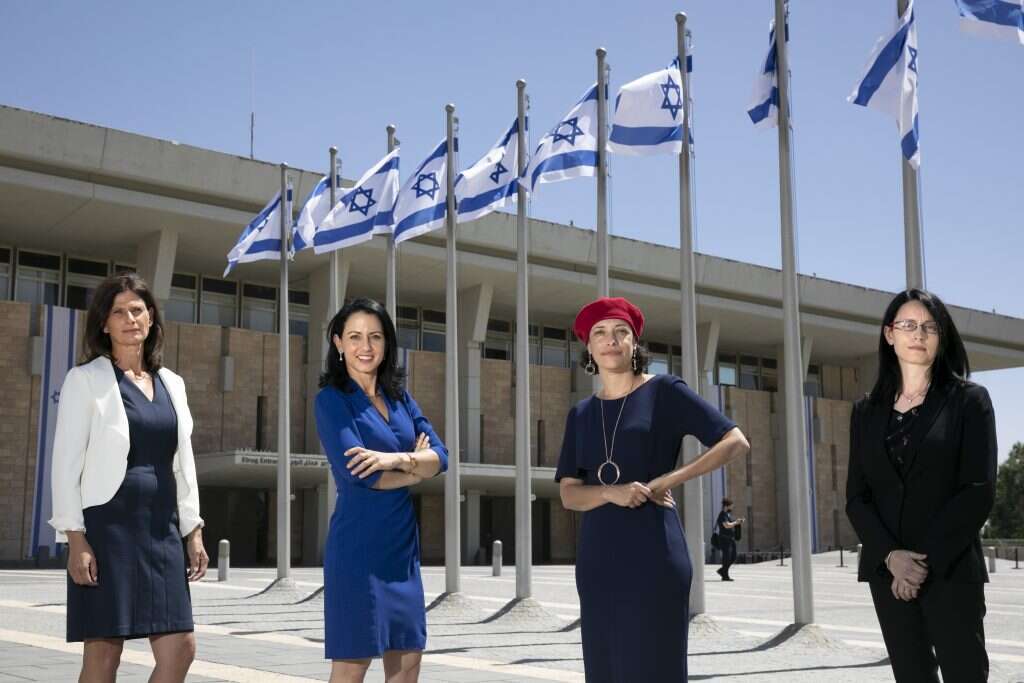 חברות הכנסת החדשות ביום ההשבעה בכנסת, השבוע. מימין לשמאל: קאבלה, פרידמן, שי־וזאן. קוטלר־וונש, | אוליבייה פיטוסי, פלאש 90 חברות הכנסת החדשות ביום ההשבעה בכנסת, השבוע. מימין לשמאל: קאבלה, פרידמן, שי־וזאן. קוטלר־וונש, | אוליבייה פיטוסי, פלאש 90