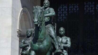 פסל הפרש של הנשיא טדי רוזוולט בפתח מוזיאון הטבע בניו־יורק. | AFP