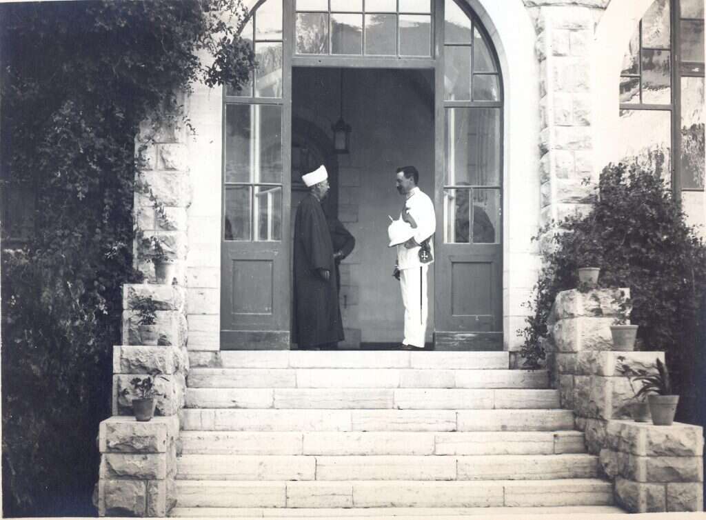 המתינות הערבית השתנתה עם המינוי המפוקפק של חאג' אמין אל־חוסייני. סמואל עם המופתי של ירושלים כאמל אל־חוסייני, 1920. | ארכיון המדינה המתינות הערבית השתנתה עם המינוי המפוקפק של חאג' אמין אל־חוסייני. סמואל עם המופתי של ירושלים כאמל אל־חוסייני, 1920. | ארכיון המדינה